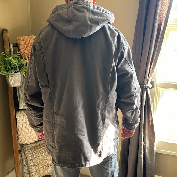 Women's light gray/purple -ish Carhartt coat, says size 1X but feels smaller - Picture 3 of 7